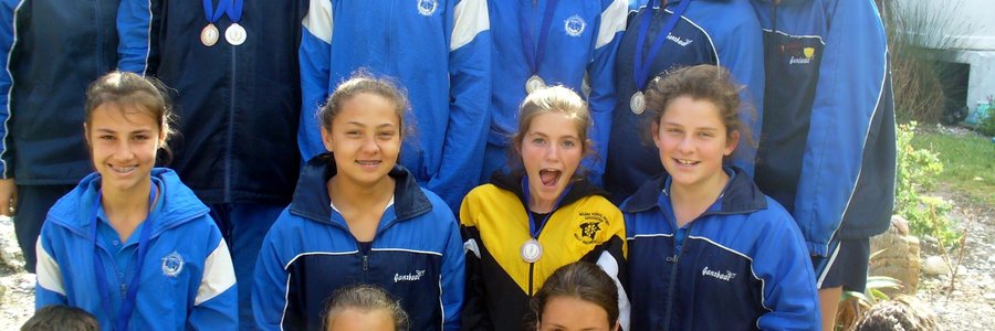  Voor vlnr: Jacques Augustyn, Caitlyn Otto, Marzhan Roux, Pieter du Toit. Middel vlnr: Fiona Fourie, Mari Carstens, Mikayla Martinengo, Jaun-Mari Booysen. Agter vlnr: Jannika van Niekerk, Niel Engelbrecht, Christiaan Groenewald, Jurinda Martin, Niveena Jantjies, Mart-Mari Koekemoer